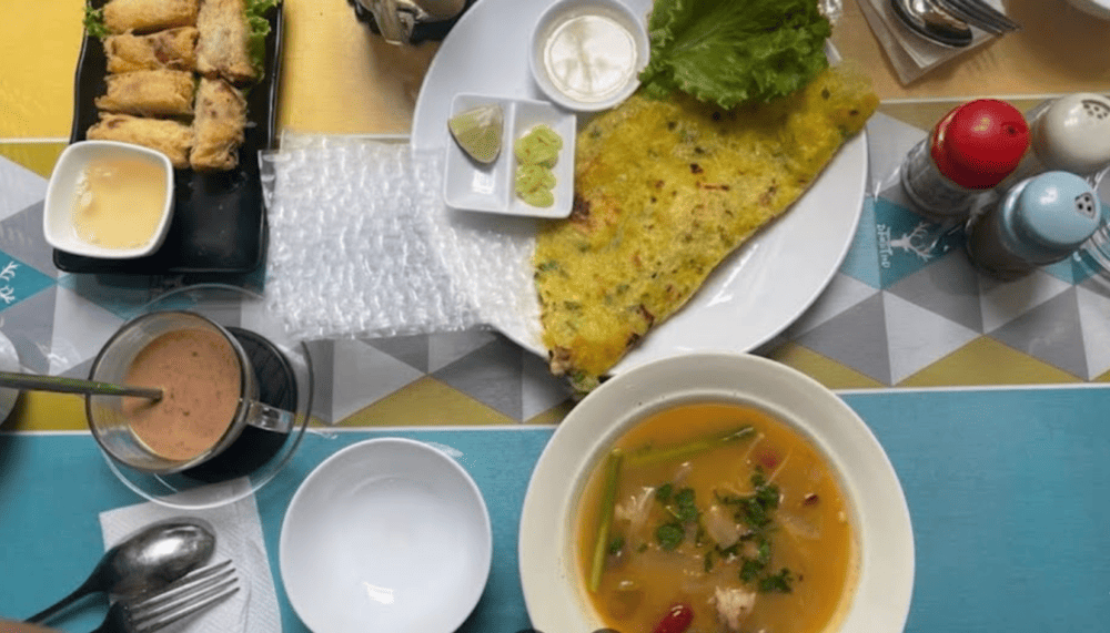 Chef House has the colorful decoration with the diverse menu (Source: Midori Luu - Google Maps)